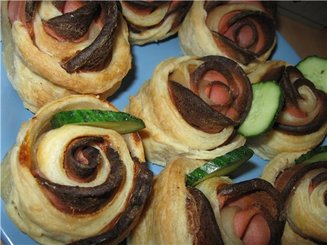 Слойки с колбасой "Розы"