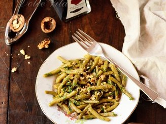 Салат из стручковой фасоли с грецкими орехами