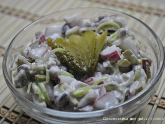Салат из селедки с редиской и солеными огурцами