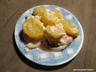 Рыбка, тушённая под соусом