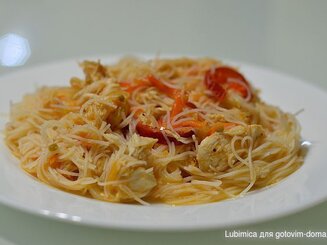 Рисовая лапша с куриным филе в овощном соусе