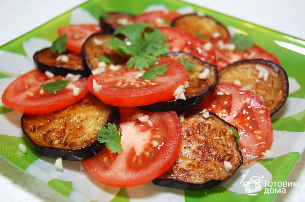 Рецепт: Вкусные баклажаны на сковороде с помидорами, чесноком и болгарским перцем