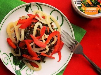 Салат с кальмарами и морской капустой