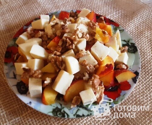 Персики с сыром, мёдом, орехами.