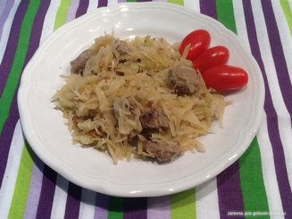 Говядина с капустой и грибами