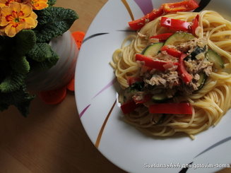 Паста с тунцом и овощами