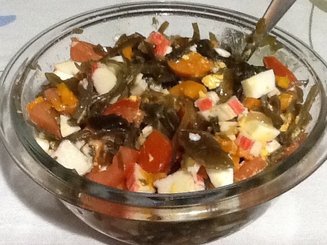 Салат из морской капусты с помидорами