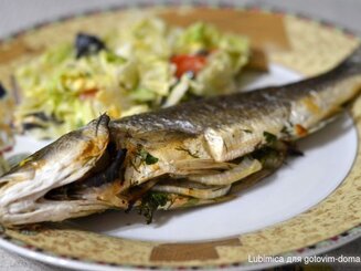 Дорада/сибас, запеченная с луком и зеленью