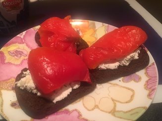Бутерброды с жареным перцем и сметаной с зеленью