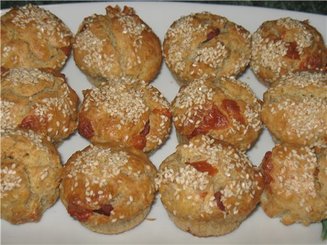 Кексы с острой колбасой и сыром