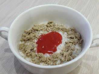 Овсяная каша с халвой и малиной