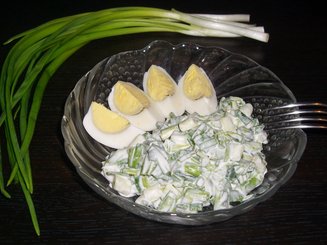 Салат из зеленого лука со сметаной