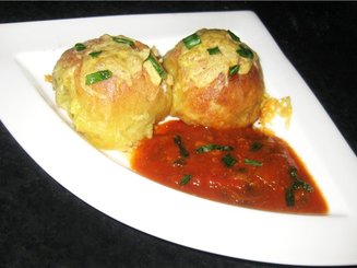 Картофельные шарики с фаршем и томатным соусом