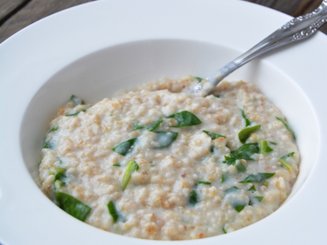 Овсяная каша со свежим шпинатом и сыром