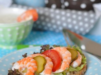 Smørrebrød - Бутерброд с креветками и соусом ремулад