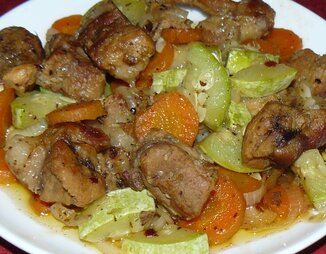 Мясо с кабачками и овощами