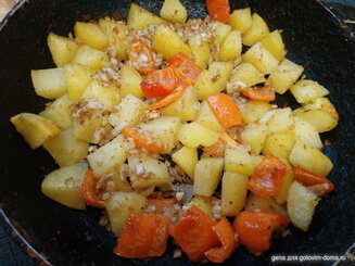 Печенный картофель с болгарским перцем и луком