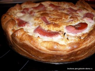 Пирог с кислой капустой и сосисками