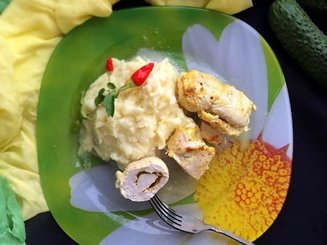 Куриные зразы с сыром в сырном соусе
