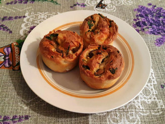 Творожные булочки с курицей и лисичками