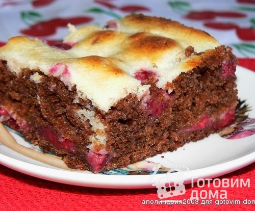 Шоколадный пирог с малиной