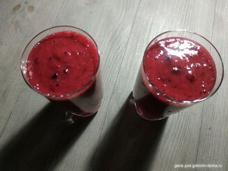 Клубничный смузи с бананом