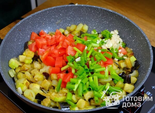 Яичница с баклажанами, кабачками и помидорами фото к рецепту 3