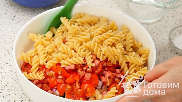 Тёплый а-ля итальянский салат с макаронами, колбасой, овощами и зеленью фото к рецепту 13