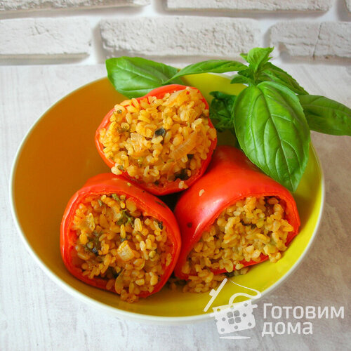 Фаршированный перец булгуром, грибами, мятой и изюмом