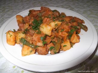 Тушеная стручковая фасоль с картофелем в томатном соусе