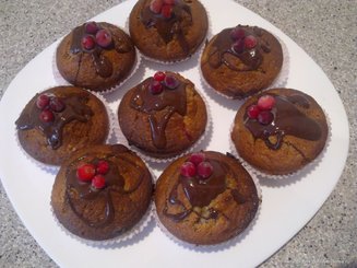 Пряничные маффины с брусникой
