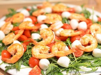 Салат с рукколой, креветками, авокадо и помидорами черри