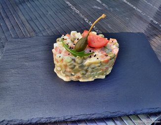 Оливье с лососем и пикантным соусом