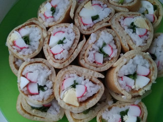 Блинные роллы с крабовыми палочками и кукурузой