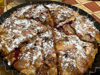 Шарлотка с яблоками и вишней