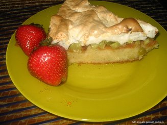 Сочный ревенный пирог под шапкой-безе