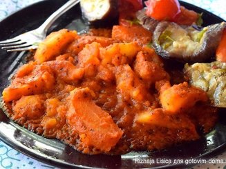 Картофель "Прованс" с острым томатным соусом