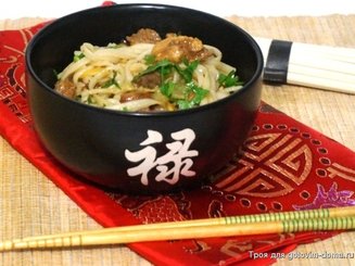 Лапша Чоу Мейн с курицей (炒面的面条与鸡)