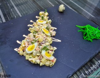Оливье с копченой курицей и перепелиными яйцами