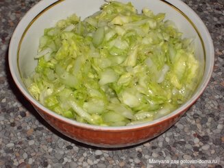 Салат с молодой капустой и огурцами