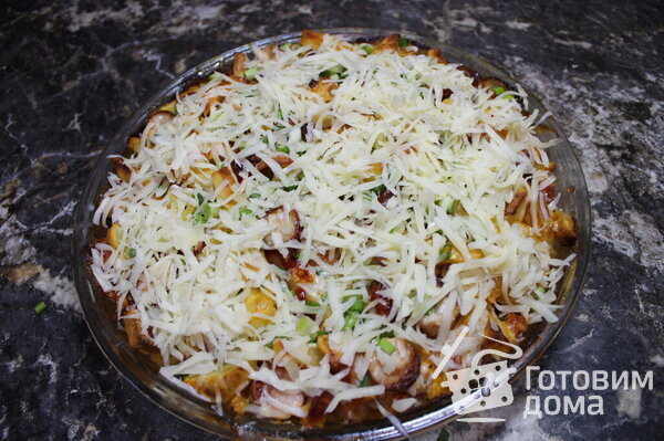 Запеченная картошка с сосисками, сыром и помидорами фото к рецепту 10