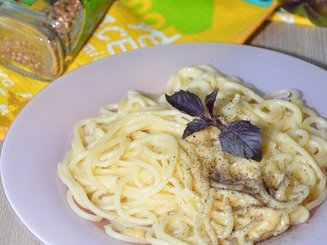 Spaghetti cacio e pepe - Спагетти с сыром и чёрным перцем