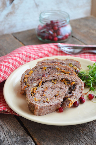 Мясной рулет с клюквой и грибами фото к рецепту 3