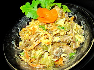 Грибной салат с сыром, морковью и солеными огурцами