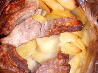 Запеченные свиные ребрышки с картофелем в рукаве