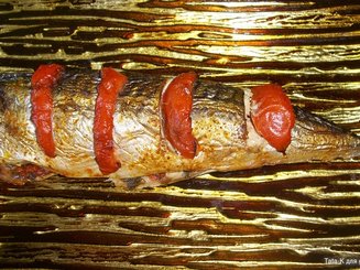 Запеченная скумбрия с укропом и помидорами