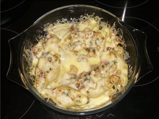 Конкильони с курицей и овощами в сливочном соусе