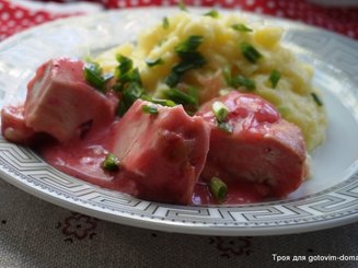 Курица в розовом соусе