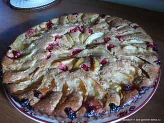 Пирог с яблоками и брусникой
