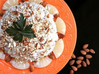 Салат из курицы и ананасов
